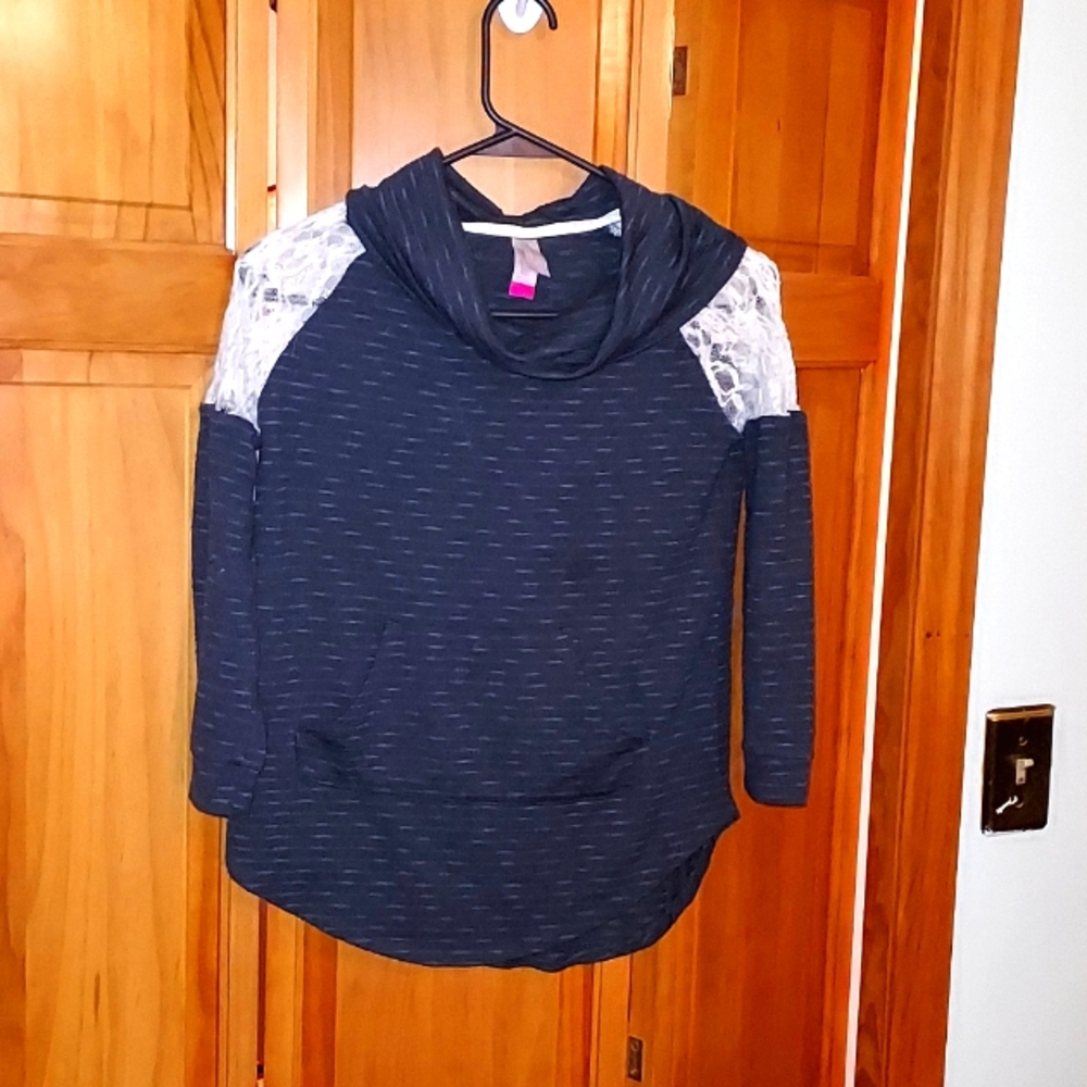 3/4 length lace shoulder shirt
